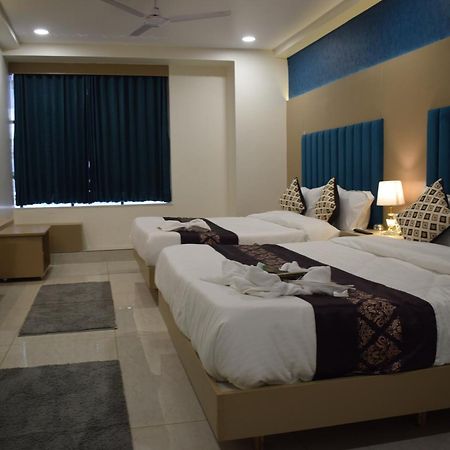 Hotel Royal Square Гандинагар Экстерьер фото