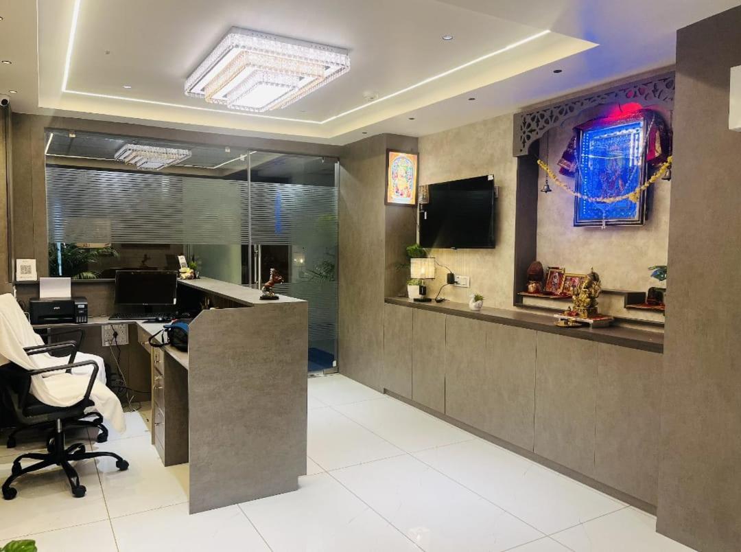 Hotel Royal Square Гандинагар Экстерьер фото