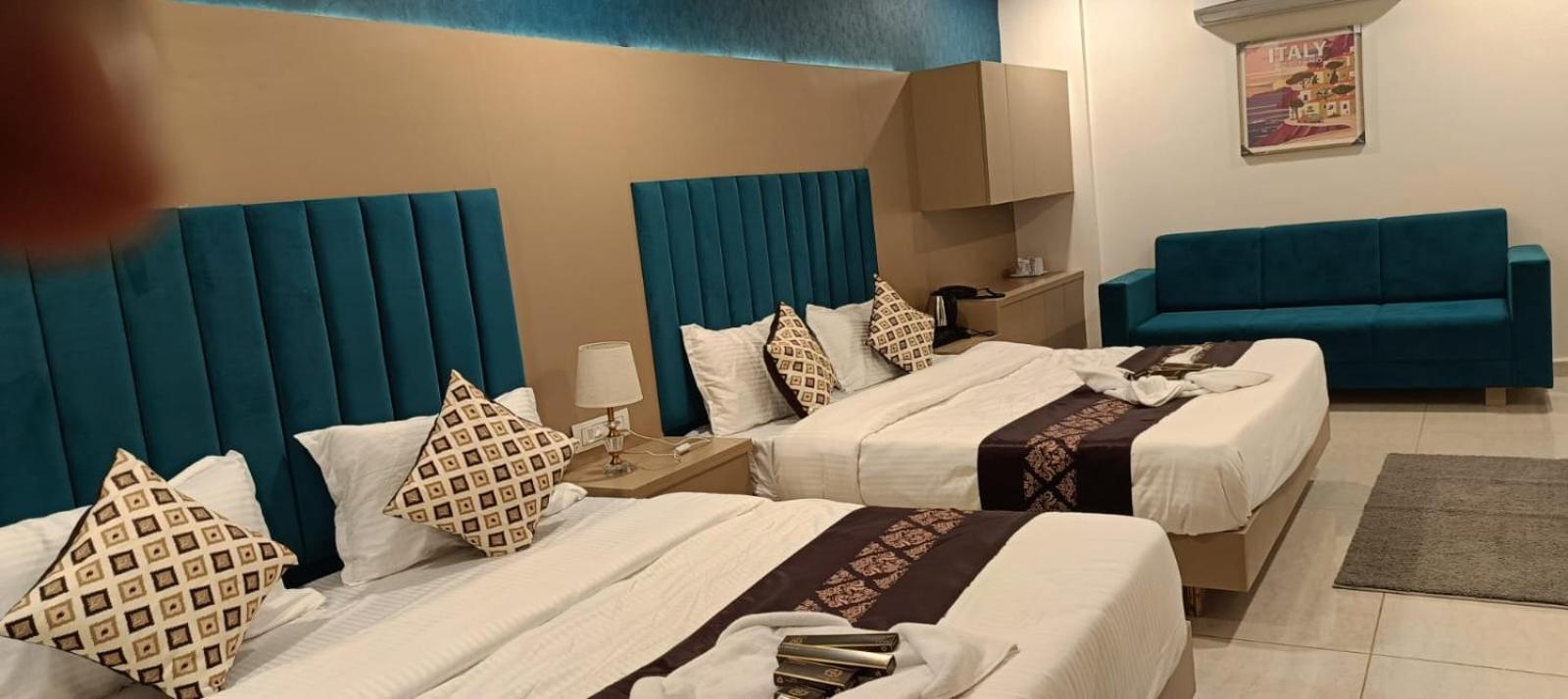 Hotel Royal Square Гандинагар Экстерьер фото