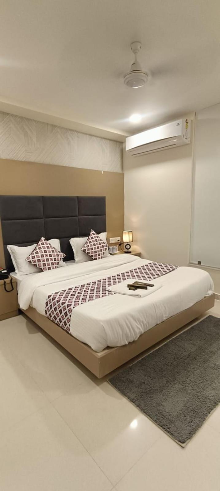Hotel Royal Square Гандинагар Экстерьер фото